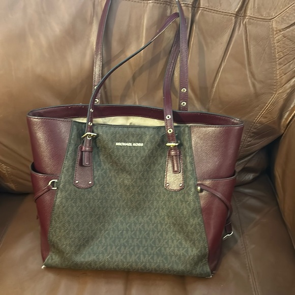 Michael Kors Handbag Voyager Logo Tote Burgundy and Brown - Picture 1 of 12